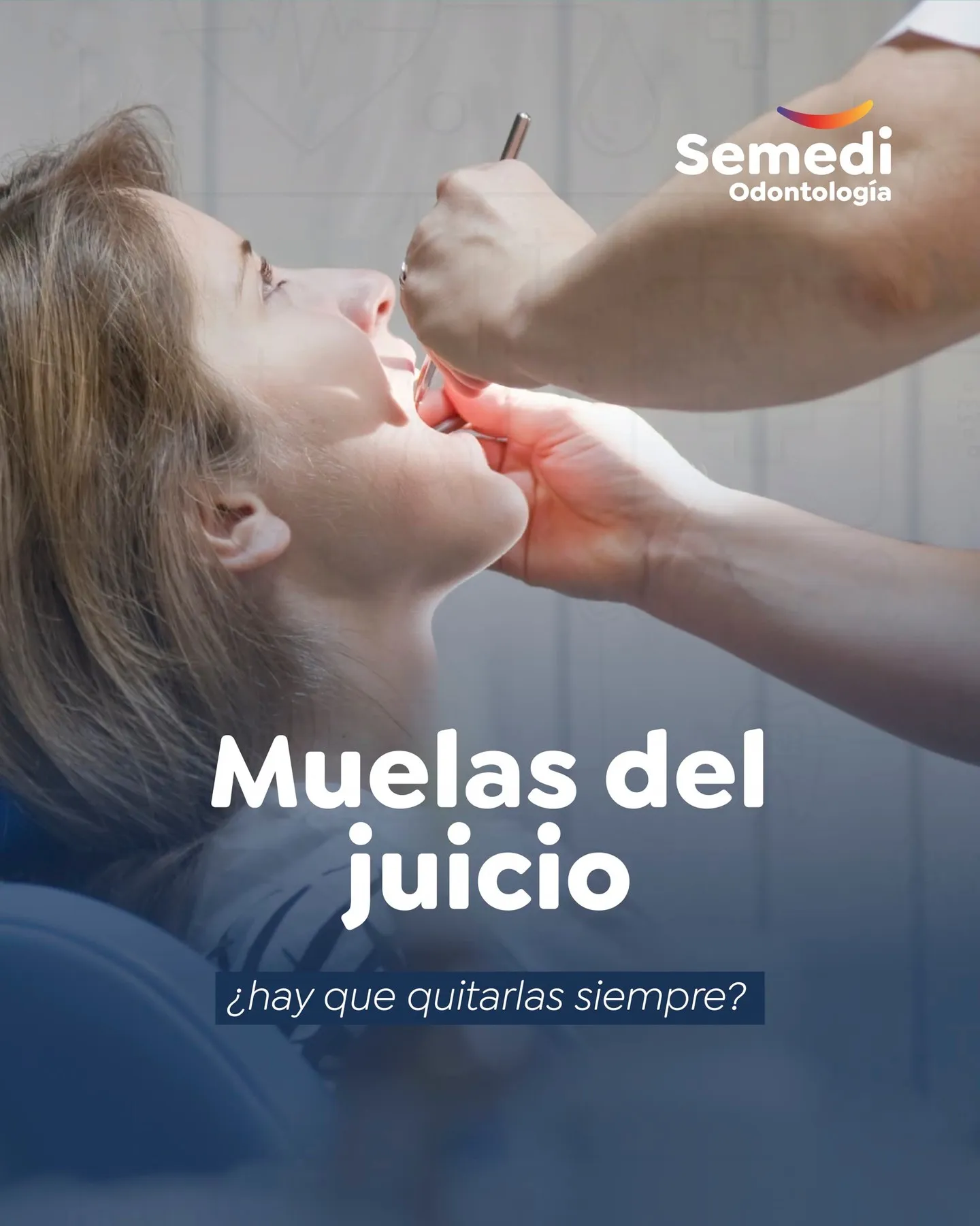 Revisión de la muela del juicio a una paciente en una clínica dental de Málaga centro
